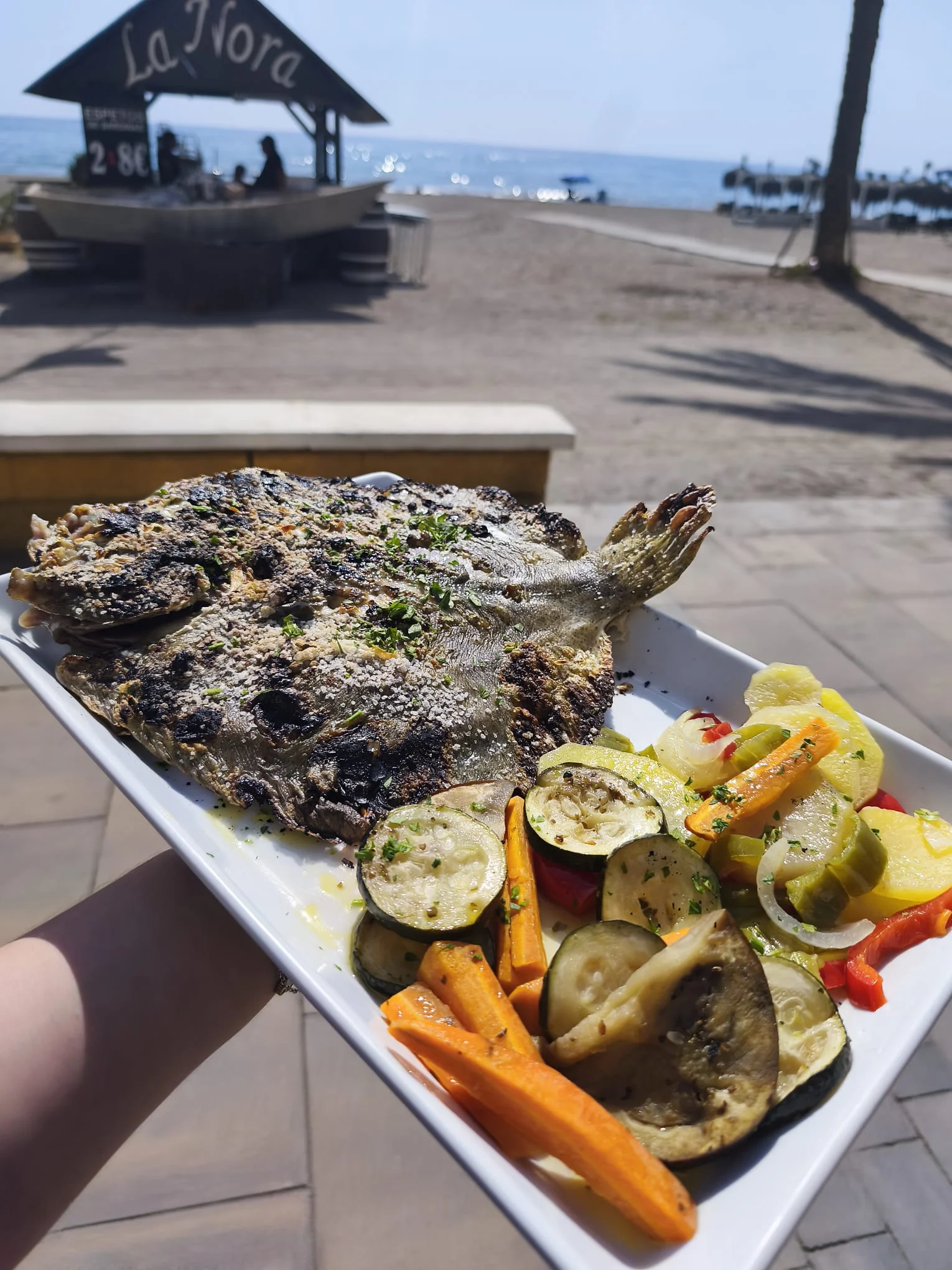 Pieza de pescado preparada por la casa